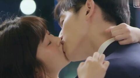 国产动漫女孩吻戏视频,甜蜜吻戏瞬间引爆心动指数