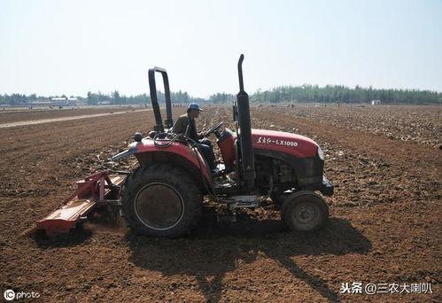 国产拖拉机三铧犁视频,高效农业机械化新篇章  第3张